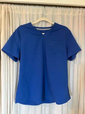 Women’s Fabletics Vital-1 pocket scrub top